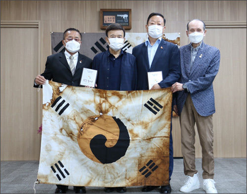 30일 김원웅 광복회장(왼쪽 두번째)이 김미나 경기 양주백석고 역사교사를 대신하여 수상한 광복회 경기북부연합지회 최재국 지회장(왼쪽 첫번째)과 김충열 브레이크뉴스 국회출입기자(왼쪽 세번째)에게 각각 역사정의실천인상을 주었다. 
