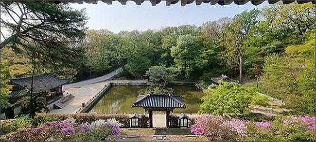 규장각에서 내려다 본 부용지 일대