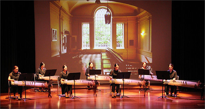 데이비드 롭(David Loeb) 교수의 ‘Concertino for Geomungo quartet’ 공연 / 연주자 고지영, 이진경, 장은경, 이선희, 김희영, 차은선, 이아람(왼쪽부터)