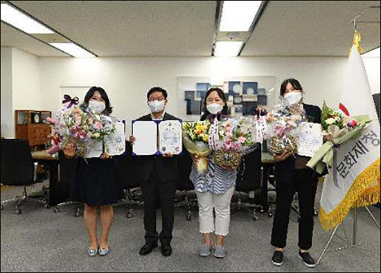 문화재청 2분기 적극행정 우수사례 유공자 포상식 - 왼쪽부터 이정화 주무관, 김현모 문화재청장, 심보영 주무관, 허영미 주무관