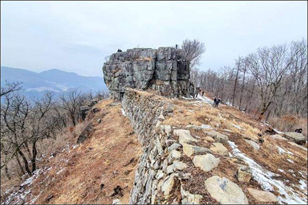 산성의 일부로 이용된 가산바위
