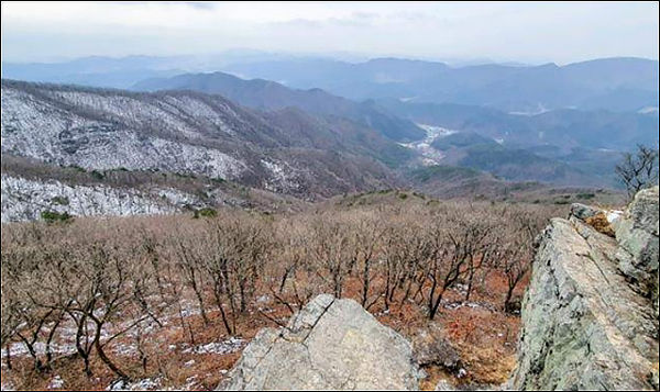 겨울철 바위에서 내려다본 모습