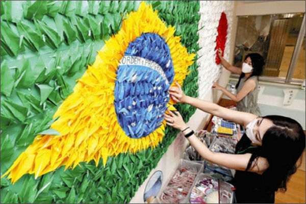 도쿄도 도요미소학교에서 종이학 600마리로 만든 브라질 국기 (요미우리신문 촬영)