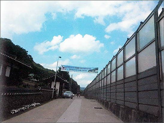 일제강점기 때 종가를 가르고 철길을 놓은 것을 지금 철길을 옮기고, 새롭게 복원하고 있다.