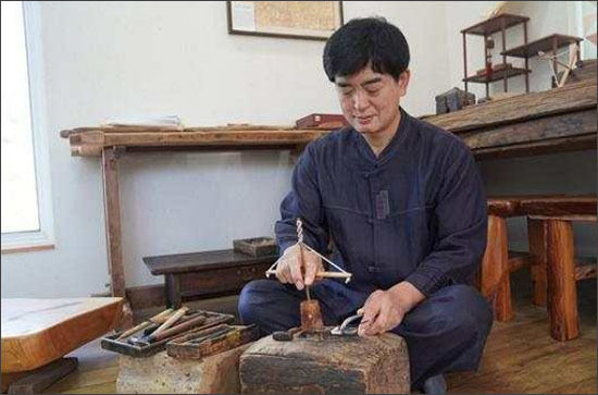 작업 중인 김희수 씨