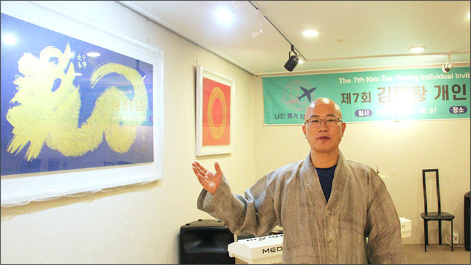 전시장에서 작품을 소개하는 김태황 작가