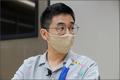 다큐멘터리 <인류세>를 제작한 최평순 PD