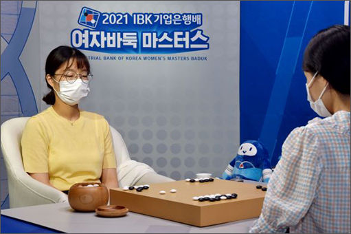 최정 9단, 조승아 3단을 상대로 나쁜 형세를 견디고 견뎌 끝내 승리했다.