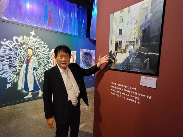 김란사애국지사추모사업회 김용택 회장이 작품 설명을 하고 있다. 