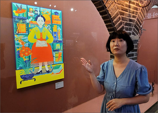 박미화 작가가 책가도를 응용하여 구상한 작품 '김란사'를 설명하고 있다.