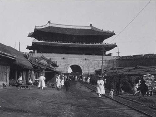 ▲ 전찻길이 놓인 숭례문 모습(1905), 문화재청 제공