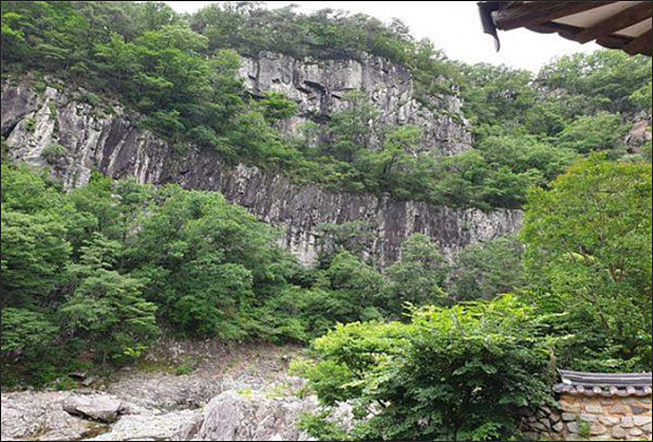 '산수주인손성을’이 새겨져 있는 병풍대