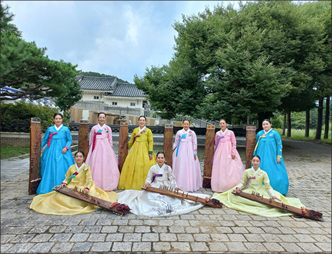 제18회 가야금병창 대향연 <월중선(月中仙), 피어나다> 공연을 여는 임종복(앞줄 가운데)와 장월중선가야금병창보존회 제자들