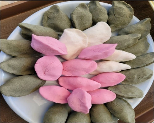 쑥, 백년초, 흰쌀 반죽으로 빚은 삼색 송편, 아직 찌기 전이다. 