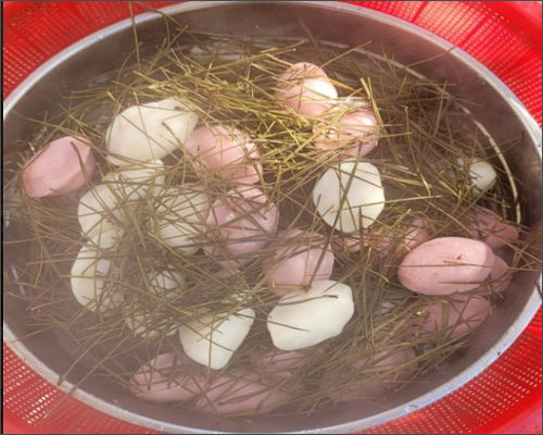 막 쪄낸 송편은 여러개씩 찬물에(한꺼번에 넣으면 불어버리니까) 얼른 담가서 솔잎을 제거하고 건진다. 그냥 솔잎만 건져내면 송편이 서로 붙어 버려 나중에 먹을때 좋지않다. 건져낸 송편은 참기름을 살짝 발라도 좋다.(비닐장갑에 참기름을 살짝 뿌리고 비빈 뒤 송편을 부드럽게 뒤척여 주면 기름이 골고루 묻는다)