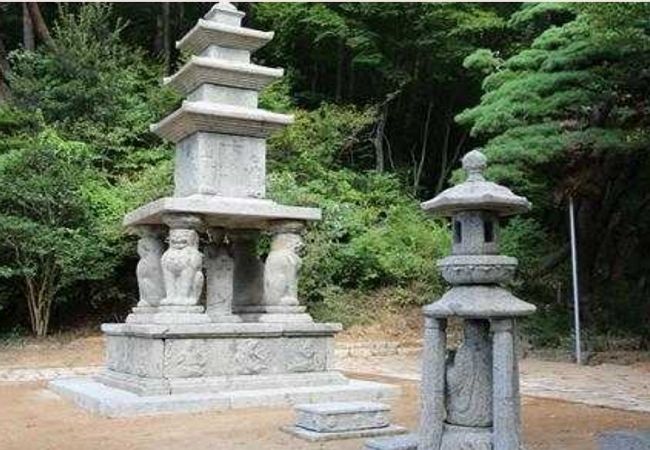 수리 후 석탑과 석등 전경(2021년)