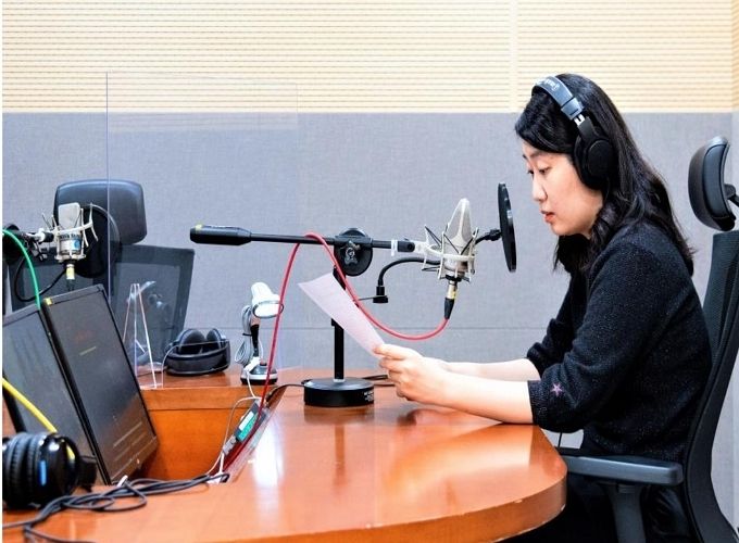 <2021 문학캠페인>에 참여한 정세랑 작가가 청취자들을 위해 문학작품을 낭독(녹음)하는 모습