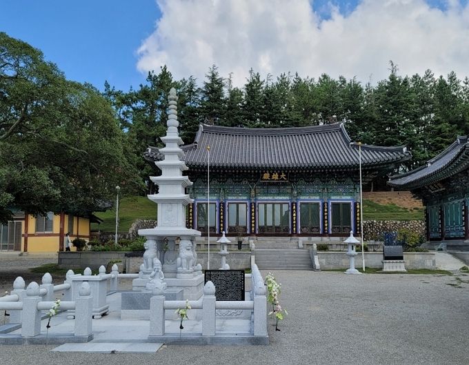 용덕사 대웅전과 대웅전 앞의 5층보탑은 부처님진신사리탑 