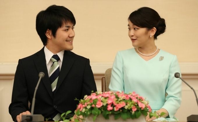 마코 공주와 결혼할 고무로 케이 씨의 약혼 모습 (분슌온라인 '文春オンライン' 사진 갈무리)