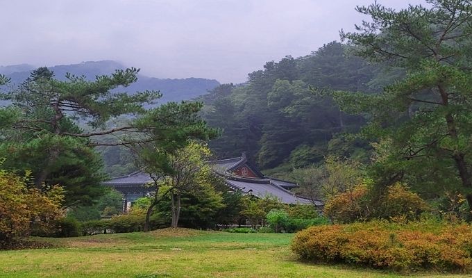 비에 젖은 고즈넉한 수타사 