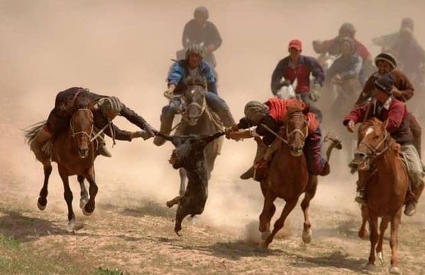 우즈베키스탄 콥키리 나우르즈 축제의 전통 스포츠 경마 시합