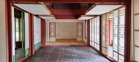 서향각 외부(위)와 내부(아래)