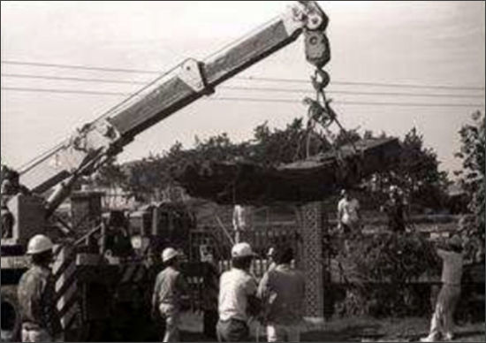 (1981년 촬영) 연구소 내 탈염처리장으로 선체 조각을 이동하는 모습
