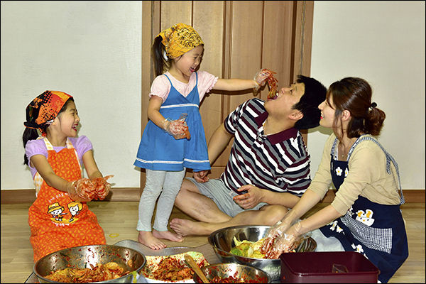 하나, 둘, 셋 김치-공모전 대상 수상작 '아빠~ 김치 맛 좋아요?(문정렬)'