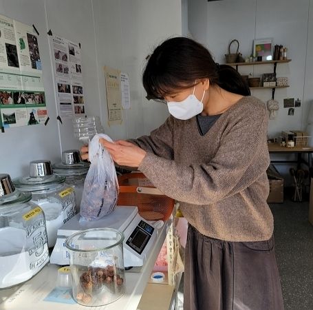산두로 상점 문소라 대표가 세제 대신 쓸 수 있는 천연 열매를 작은 단위로 나누고 있다.