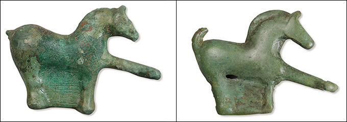 무늬가 있는 말모양 띠고리, 아산 용두리 진터, 원삼국시대, 길이 7cm(왼쪽) / 무늬가 없는 말모양 띠고리, 청주 송절동, 원삼국시대, 길이 8.8cm