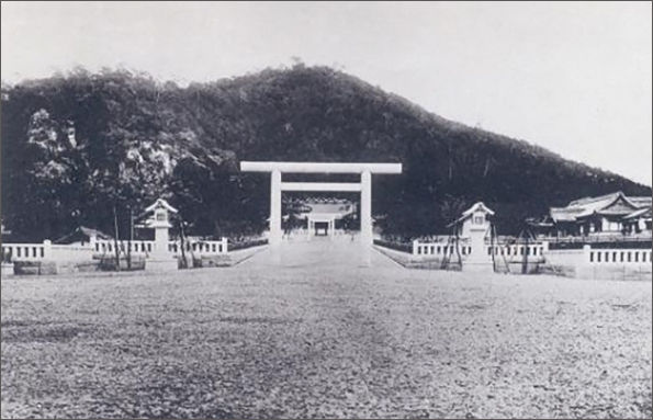1925년 10월에 진좌제(鎭坐祭)가 거행되었던 조선신궁의 정면 모습.(서울역사박물관 제공)