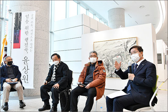 지난 1일 수원컨벤션센터에서 열린 윤상원 열사 수원전시회 개막 기림 토크콘서트에서 염태영 수원시장(오른쪽)이 말고 있다.