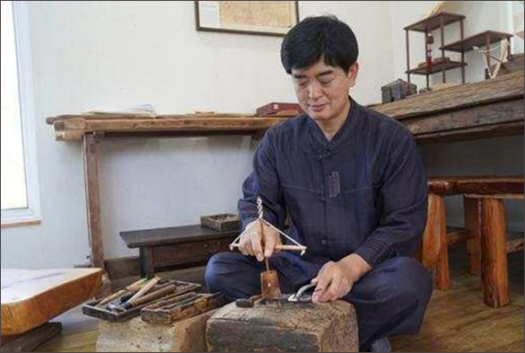 국가무형문화재 윤도장 김희수 보유자의 작업 모습