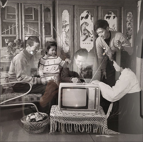국내에서도 흑백텔레비전이 가보1호인 시절이 있었다. 1982년 룡정의 한 가정