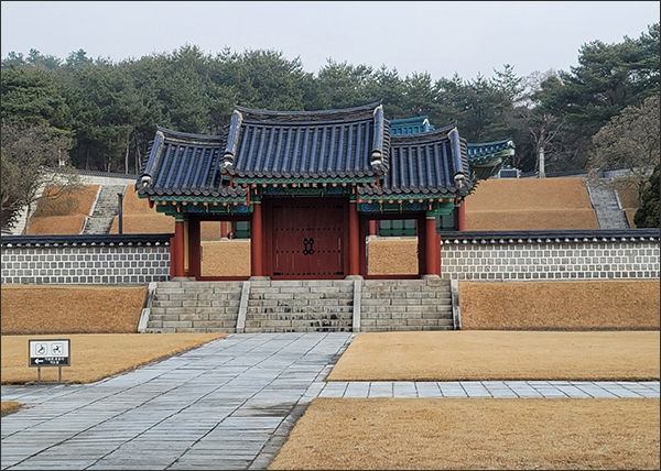 칠백의총에 오르기 위해서는 입구서 부터 의총문, 취의문을 거쳐서 사당인 종용사를 지나서 그 위에 칠백의총이 자리잡고 있다. 사진은 사당 종용사 앞의 취의문이다. 취의문 뒤에 사당 종용사의 청기와가 보인다. 칠백의총은 그 위에 있다. 