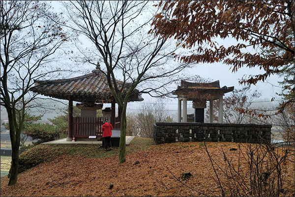 두개의 비각이 있는데 오른쪽이 돌로 만든 석조비각이다. 