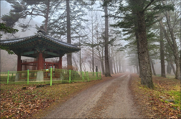 천년고찰 보석사 입구에 세워져 있는 의병승장 영규대사비각