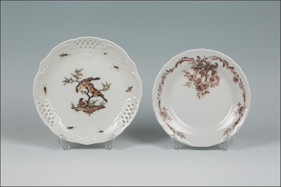 이세경, Hair on the Plate (접시 위의 머리카락), 염색한 머리카락을 흰색 접시 위에 붙이고 코팅_Ø 21.2cm(왼), Ø 19.2cm(오), 2020