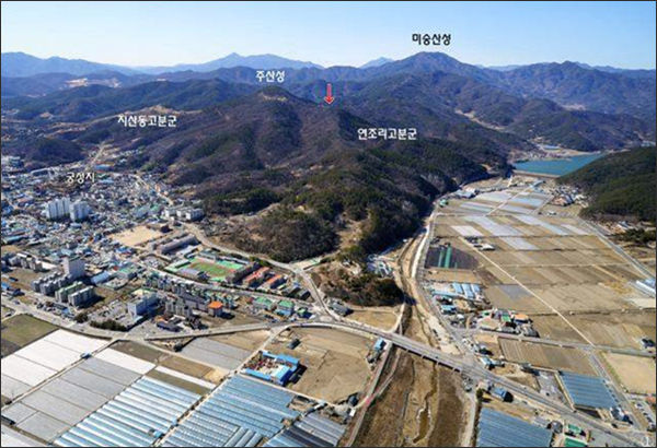 연조리 제의시설의 위치(위:원경-동쪽에서 / 아래:근경-북동쪽에서