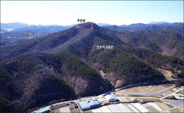 연조리 제의시설의 위치(위:원경-동쪽에서 / 아래:근경-북동쪽에서)