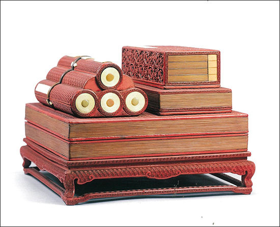 〈조칠 책모양 합〉, 중국 청(淸) 18세기, 높이 22.9cm, 폭 31.5×31.1cm, 상하이박물관