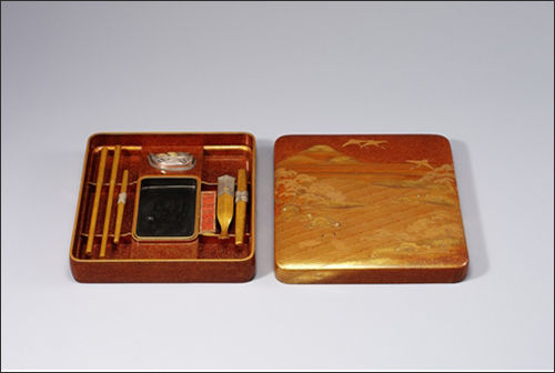 〈칠 마키에 벼루상자〉, 일본 에도시대 19세기, 높이 4.5cm, 폭 24.2×26.4cm, 국립중앙박물관