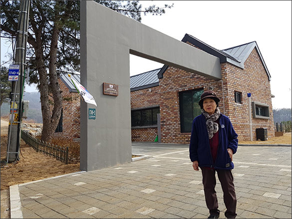막 입주한 용인 '독립유공자 집' 앞에 선 오희옥 애국지사. (2018년 3월) 이 집이 곧 헐릴 위기에 있으나 아직 아무런 대책이 없는 상태다. 