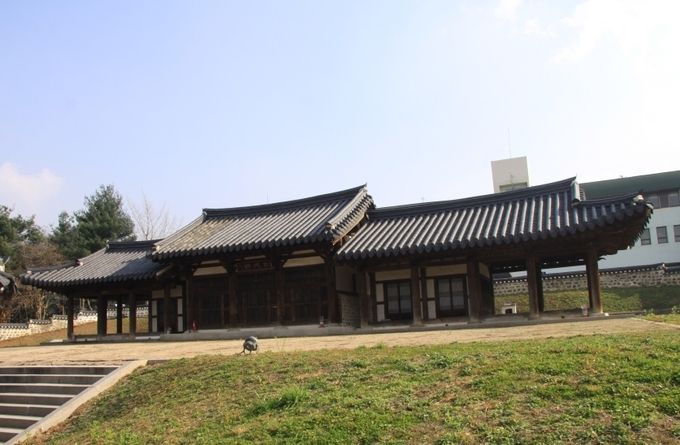 안성객사 정청(우측)