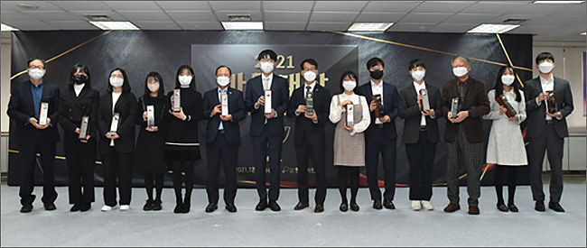 2021 바둑대상 수상자들. 왼쪽부터 유창혁 9단, 박예원 선수, 장은빈 초단(김정훈 대리 수상), 정유진 2단, 오유진 9단, 박철승 신안 부군수(박우량 신안군수 대리 수상), 신진서 9단, 안영혁 합천군 체육시설과 과장(문준희 합천군수 대리 수상), 최정 9단, 원성진 9단, 금지우 3단, 서봉수 9단, 조승아 5단, 이창석 8단