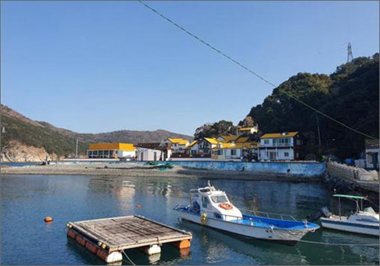 내도 명품마을 내 지붕 도색을 끝냈다.