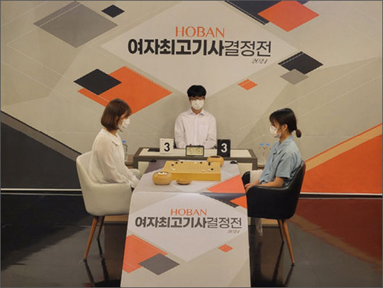오유진 9단(왼쪽)과 최정 9단의 본선리그 2라운드 2경기 대국 장면. 최정 9단이 불계승을 거뒀다 . 