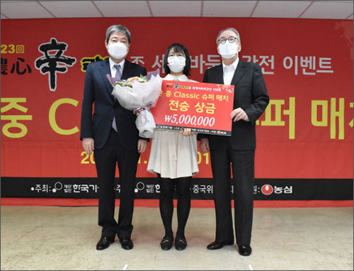 3전 전승을 거둔 최정 9단(가운데)에게 한국기원 한상열 부총재(왼쪽)와 농심 박준 대표이사(오른쪽)가 전승 상금 500만원을 수여했다.