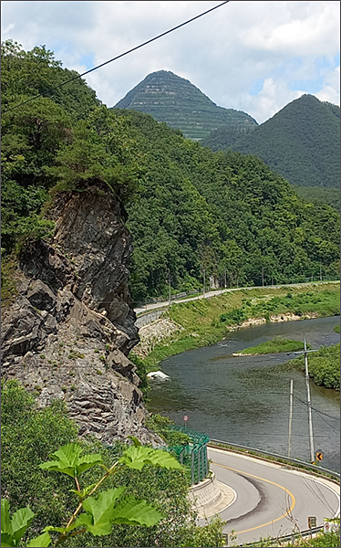 험한 고개길 (멀리 가운데 보이는 뾰족한 산이 배거리산이다)