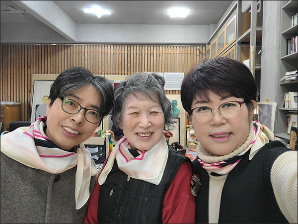 작업실을 찾은 두 기자와 함께 자세를 취해 준 윤석남 화백(양인선 기자, 윤 화백, 필자) 필자가 같은 스카프를 사가지고 가서 동지애(?)를 표시했다.